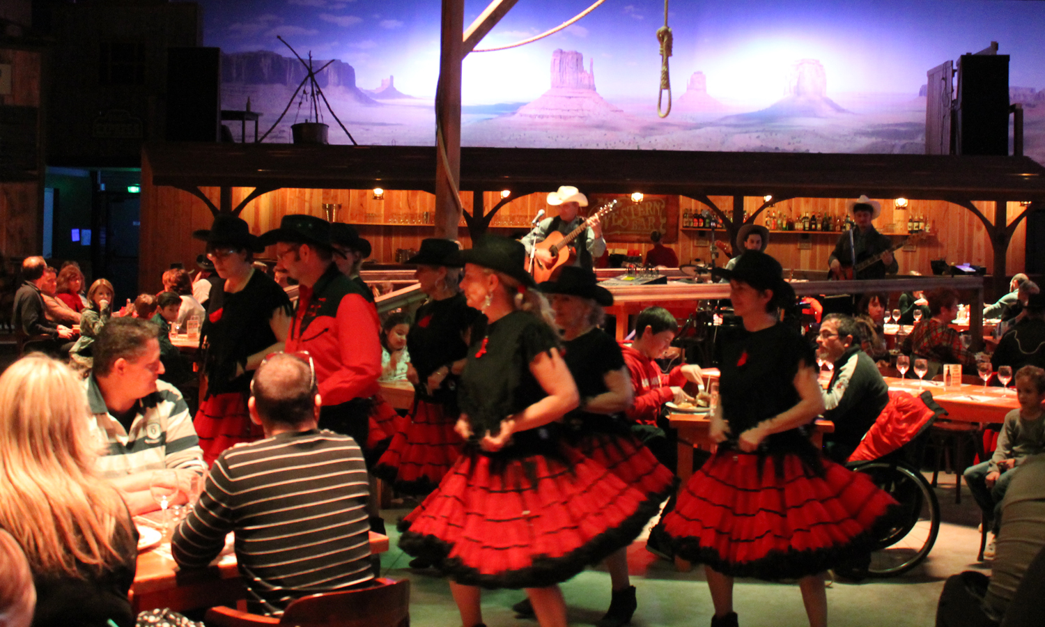 Orchestre de Country-Music, Chants, Line-Dance, fête